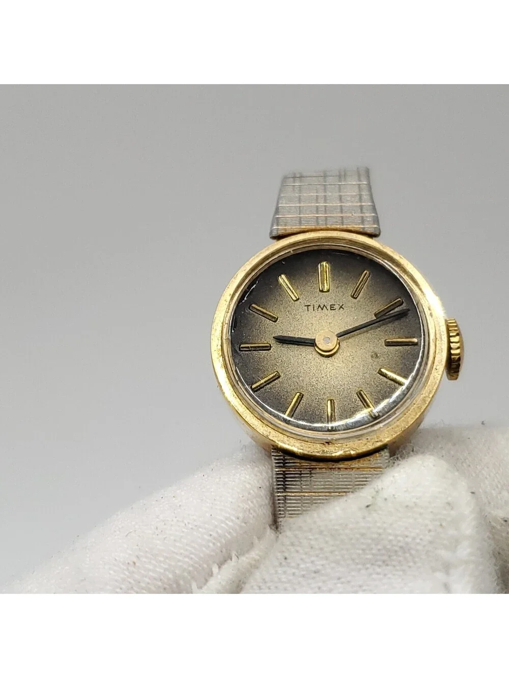 Vintage Timex Mechanical Gold Tone Adjustable Band Womens Watch 17mm Running